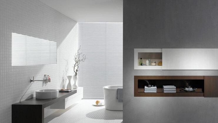 Badezimmerimpression mit Trennwand Badezimmerimpression mit stilvoller Trennwand mit Einbauregal.