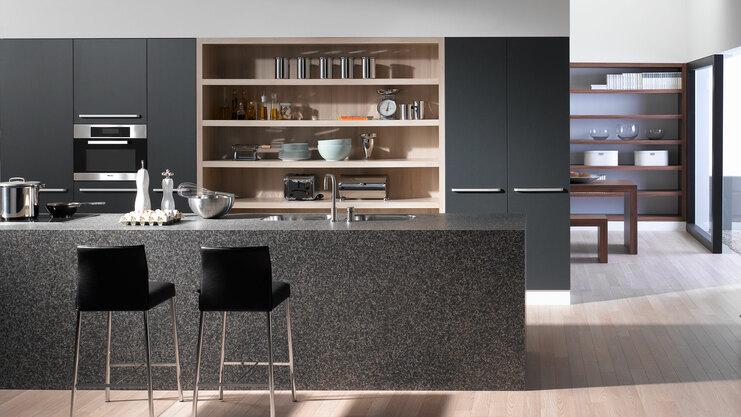 Impression einer offenen Küche mit Küchentheke Impression einer offenen Küche mit Küchentheke in dunkler Anthrazit-Lackierung