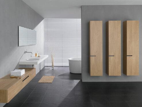 Badezimmerimpression mit drei modernen Schrankelementen auf Trennwand