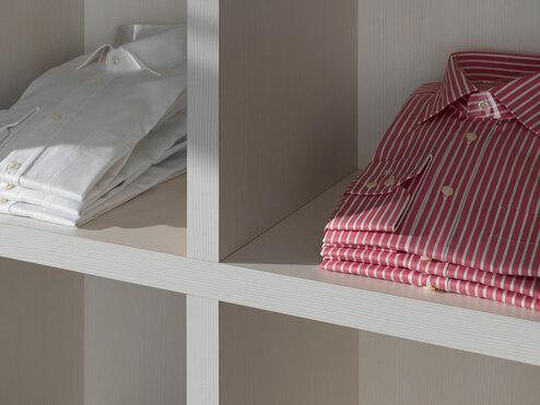 Detailaufnahme eines offenen weißen Regals für Ankleidenutzung