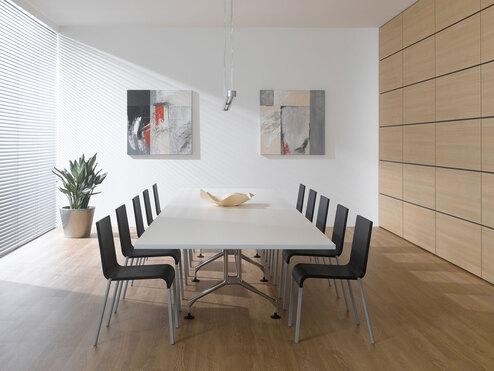 Impression eines Konferenzraumes im Hotel mit Einbauschrank aus Massivholz und weißem Konferenztisch