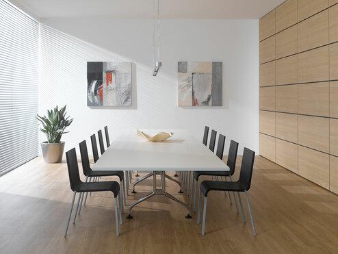 Impression eines Konferenzraumes im Hotel mit Einbauschrank aus Massivholz und weißem Konferenztisch