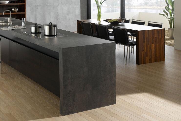 Küchen- und Esszimmerimpression mit verschiedenen Holzstilen ohne Hintergrund