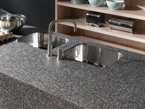 Detailaufnahme einer Arbeitsplatte in Steinoptik mit integriertem Doppelspülbecken