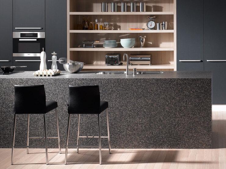 Impression einer offenen Küche mit Küchentheke Impression einer offenen Küche mit Küchentheke in dunkler Anthrazit-Lackierung