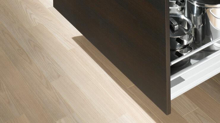 Detailaufnahme von Küchenschubladen mit viel Stauraum in dunklem Holz