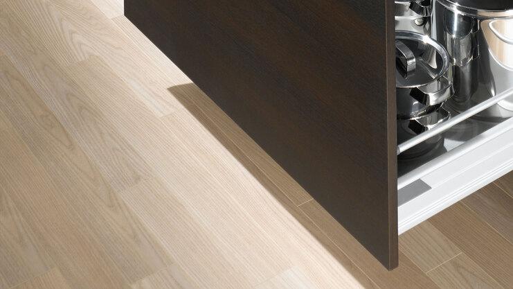 Detailaufnahme von Küchenschubladen mit viel Stauraum in dunklem Holz