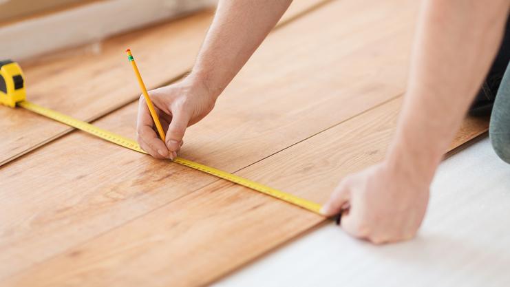 Boden mit Maßband vermessen